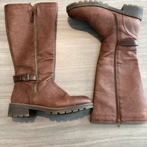 Brown winter boots.